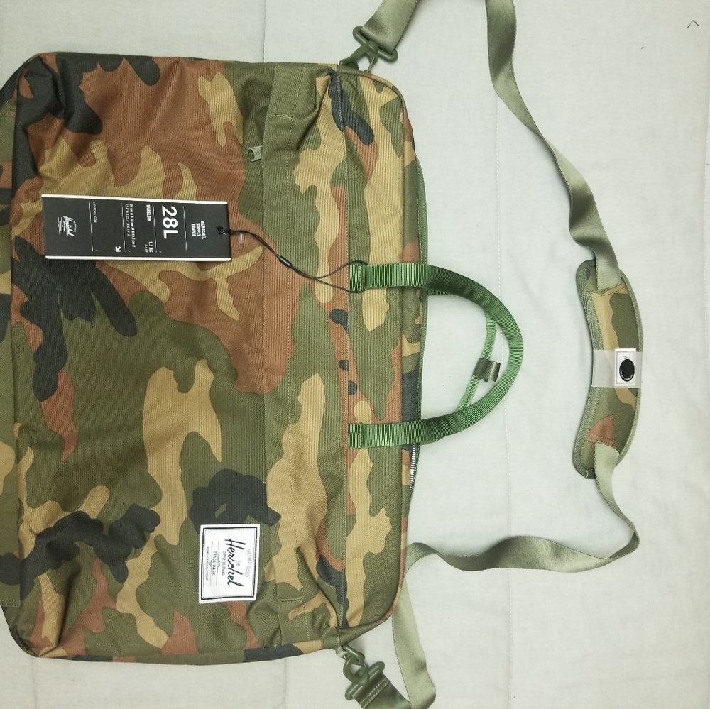 HERSCHEL Outfitter Woodland Camo Garment Bag